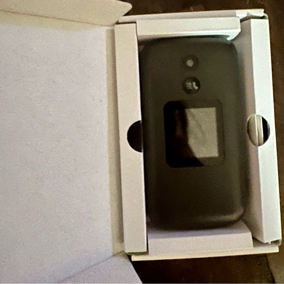 TCL flip phone NEW - Picture 2 of 5